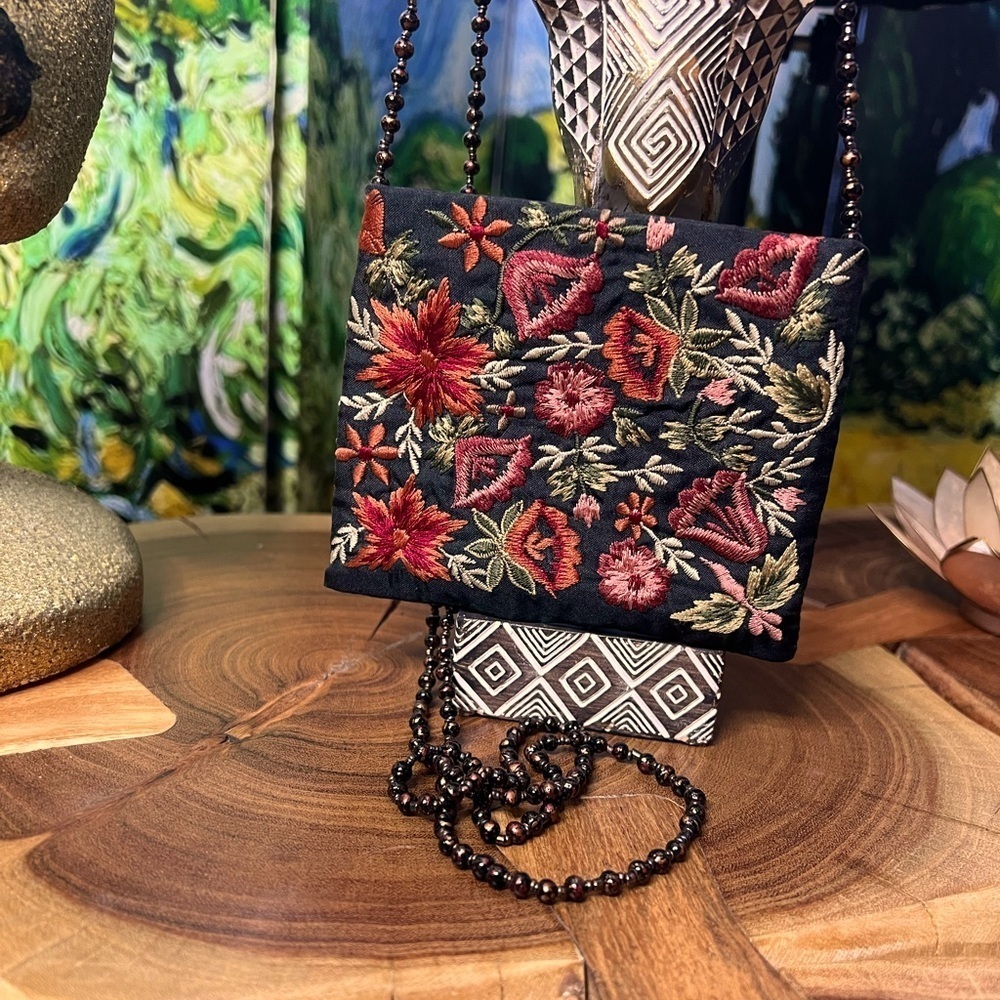 Embroidered Vintage Moyna coin purse.
